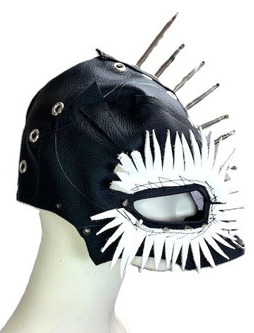 Ledermaske mit weißen Wimpern