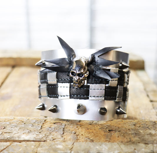Lederarmband mit Totenkopf
