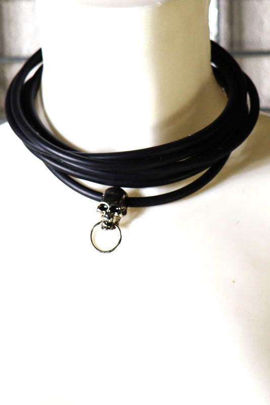 Halsschmuck mit Totenkopf