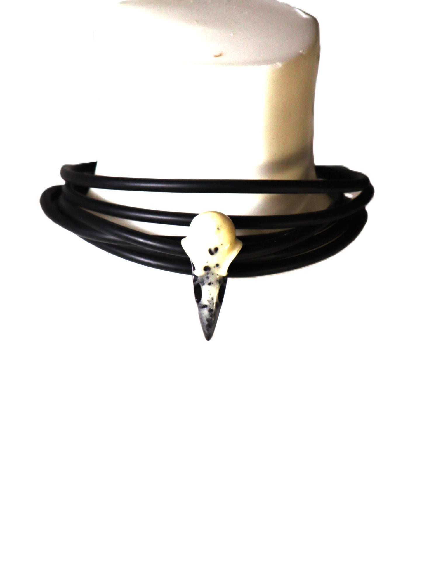 Halsschmuck mit Rabenkopf