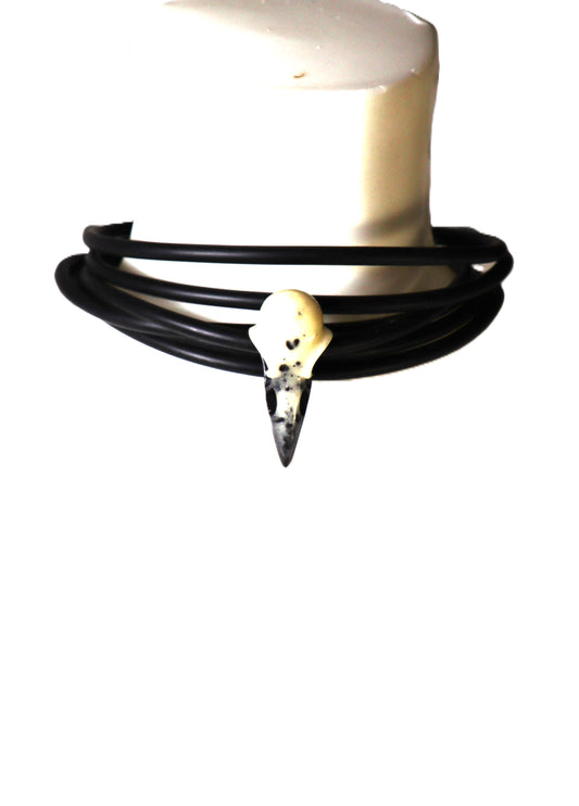 Halsschmuck mit Rabenkopf