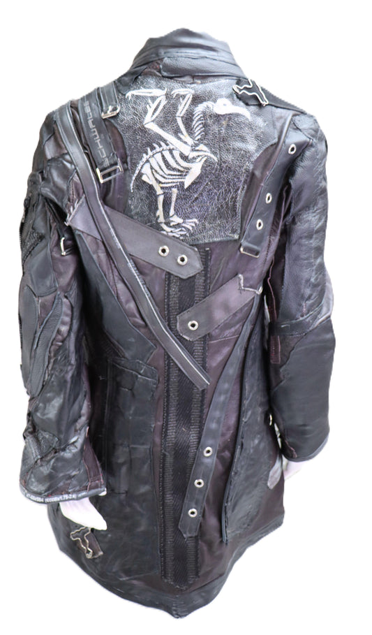 Leder Mantel mit Vogelskelett