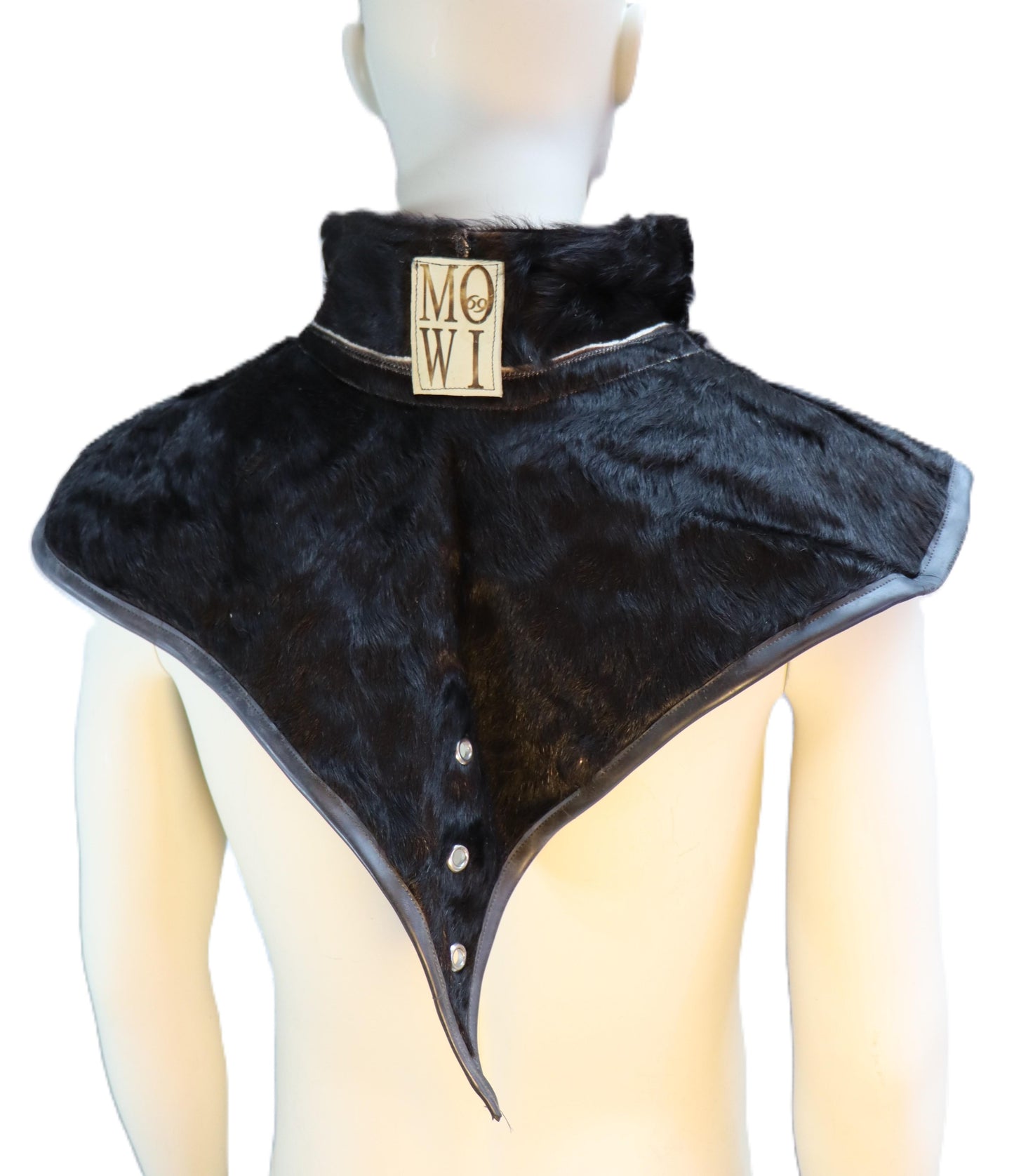 Cape aus schwarzem Kuhfell