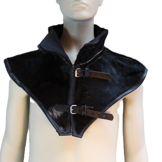 Cape aus schwarzem Kuhfell