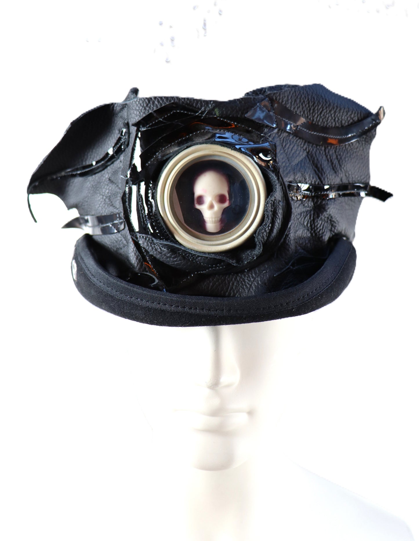 Zylinder mit Totenkopf und Rabenschwinge