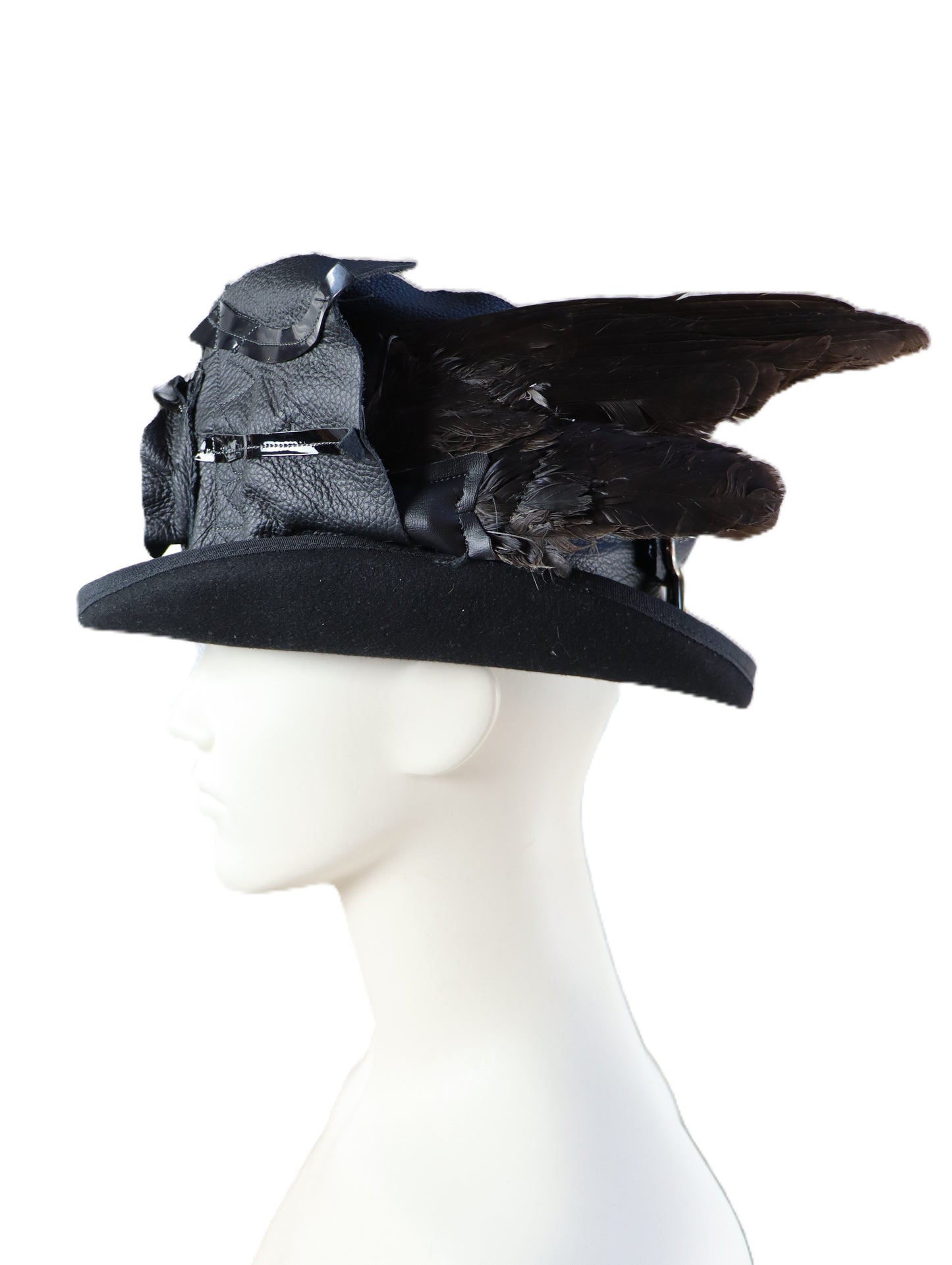 Zylinder mit Totenkopf und Rabenschwinge