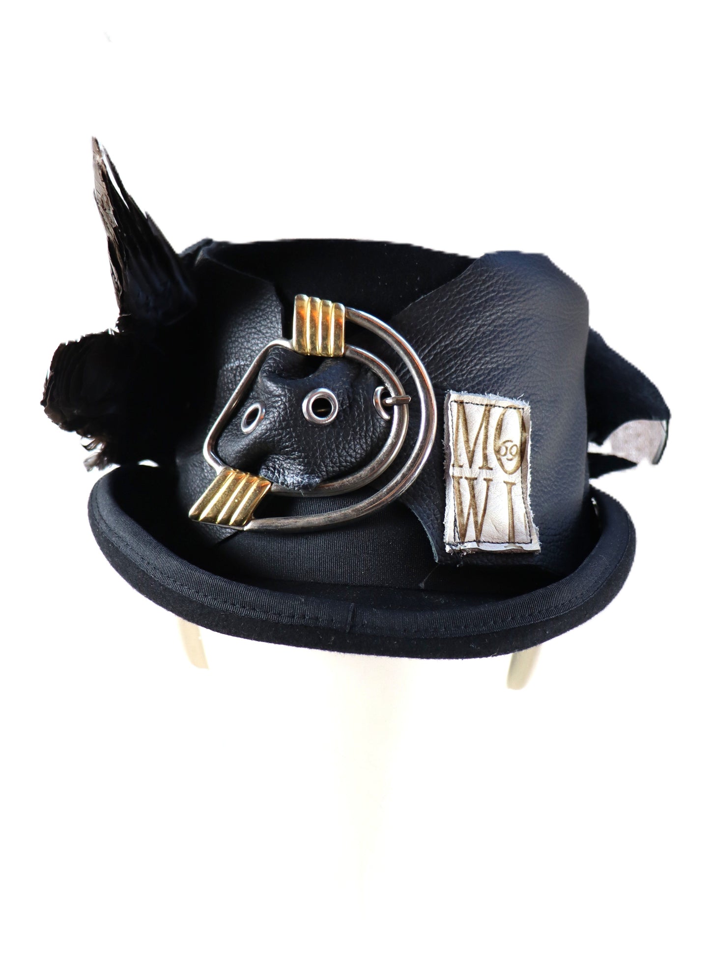 Zylinder mit Totenkopf und Rabenschwinge