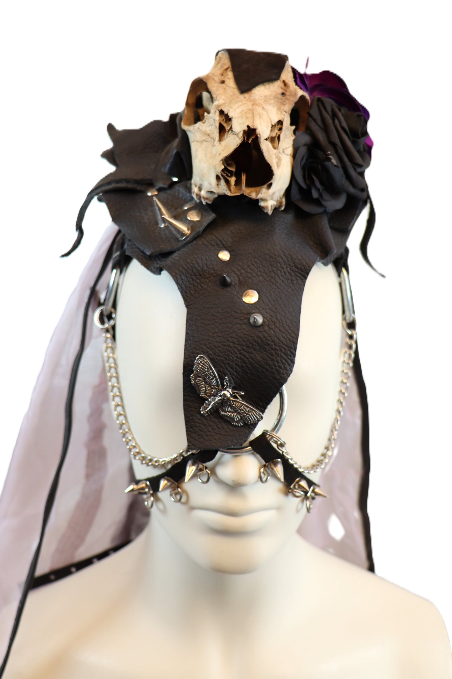 Kopfschmuck mit Schädel und Rose