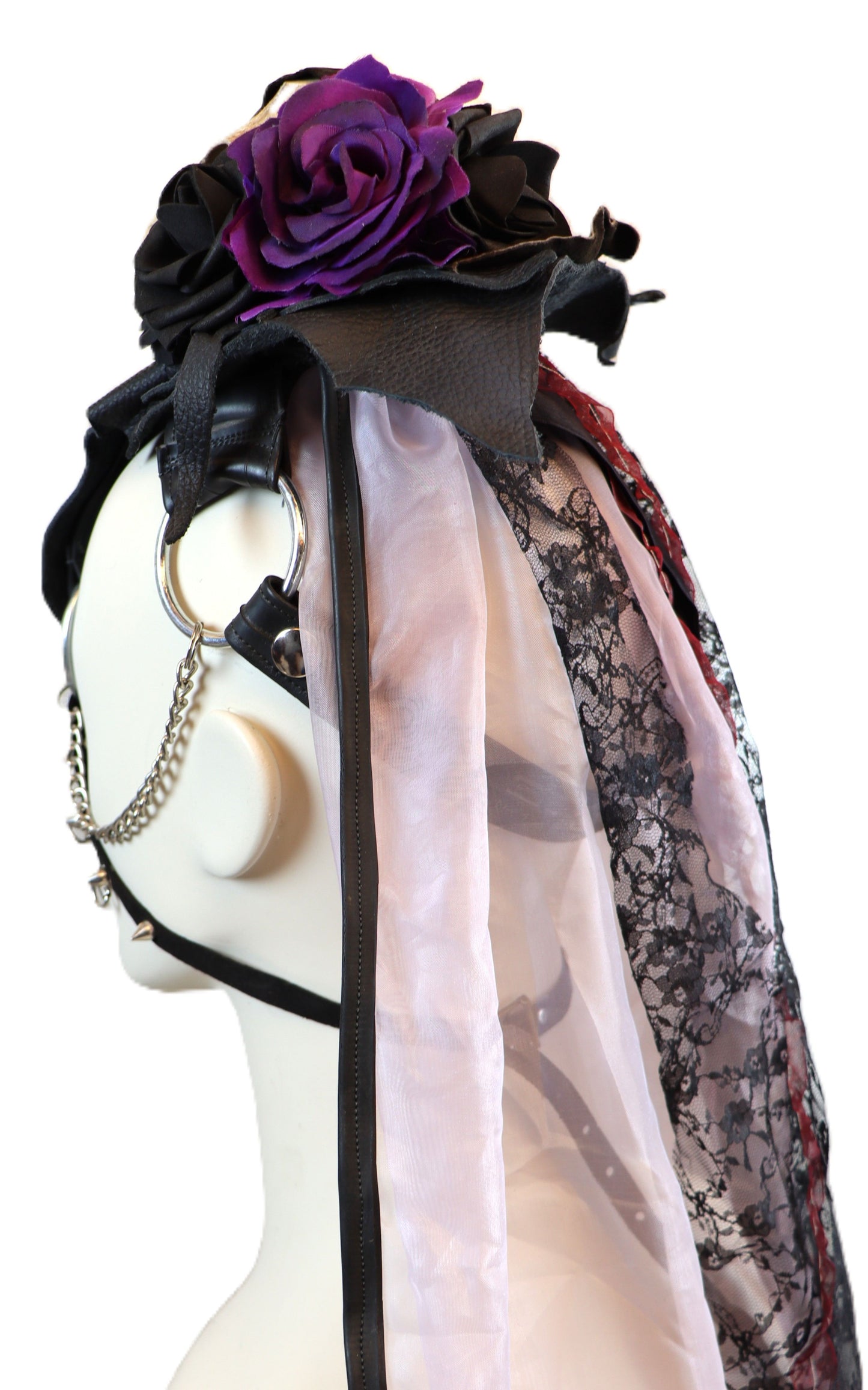 Kopfschmuck mit Schädel und Rose