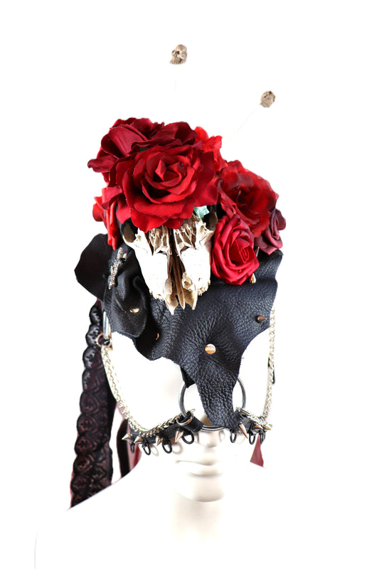 Kopfschmuck mit Rehschädel und roten Rosen