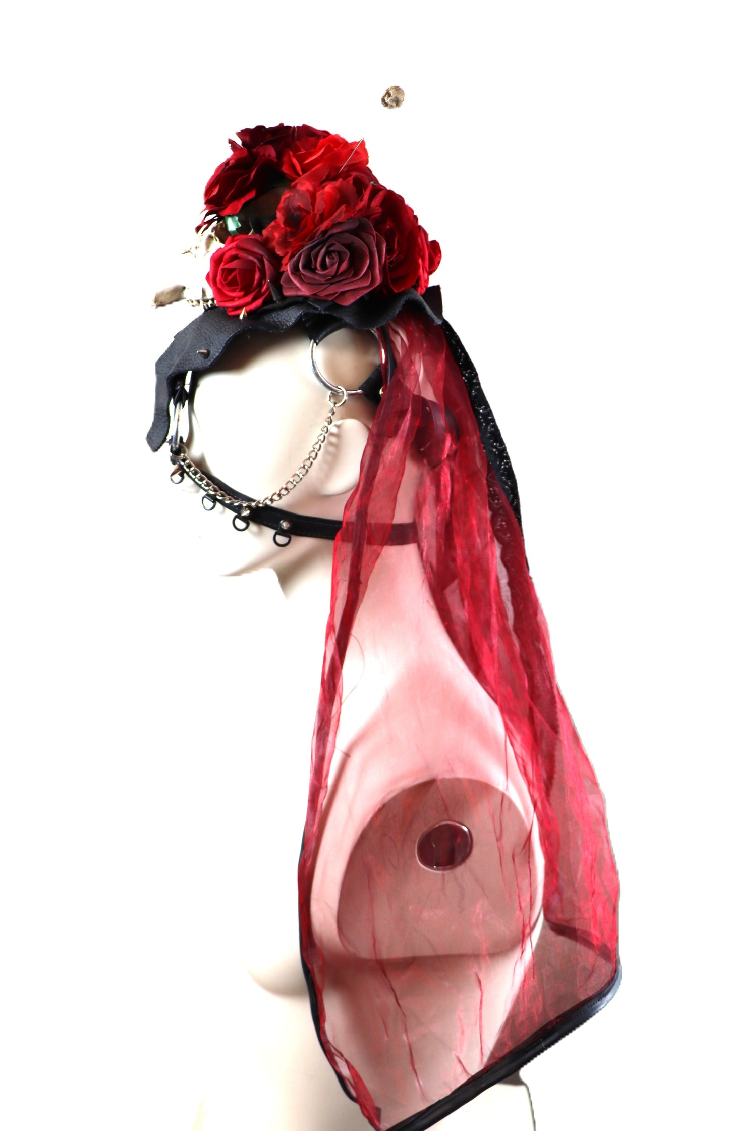 Kopfschmuck mit Rehschädel und roten Rosen