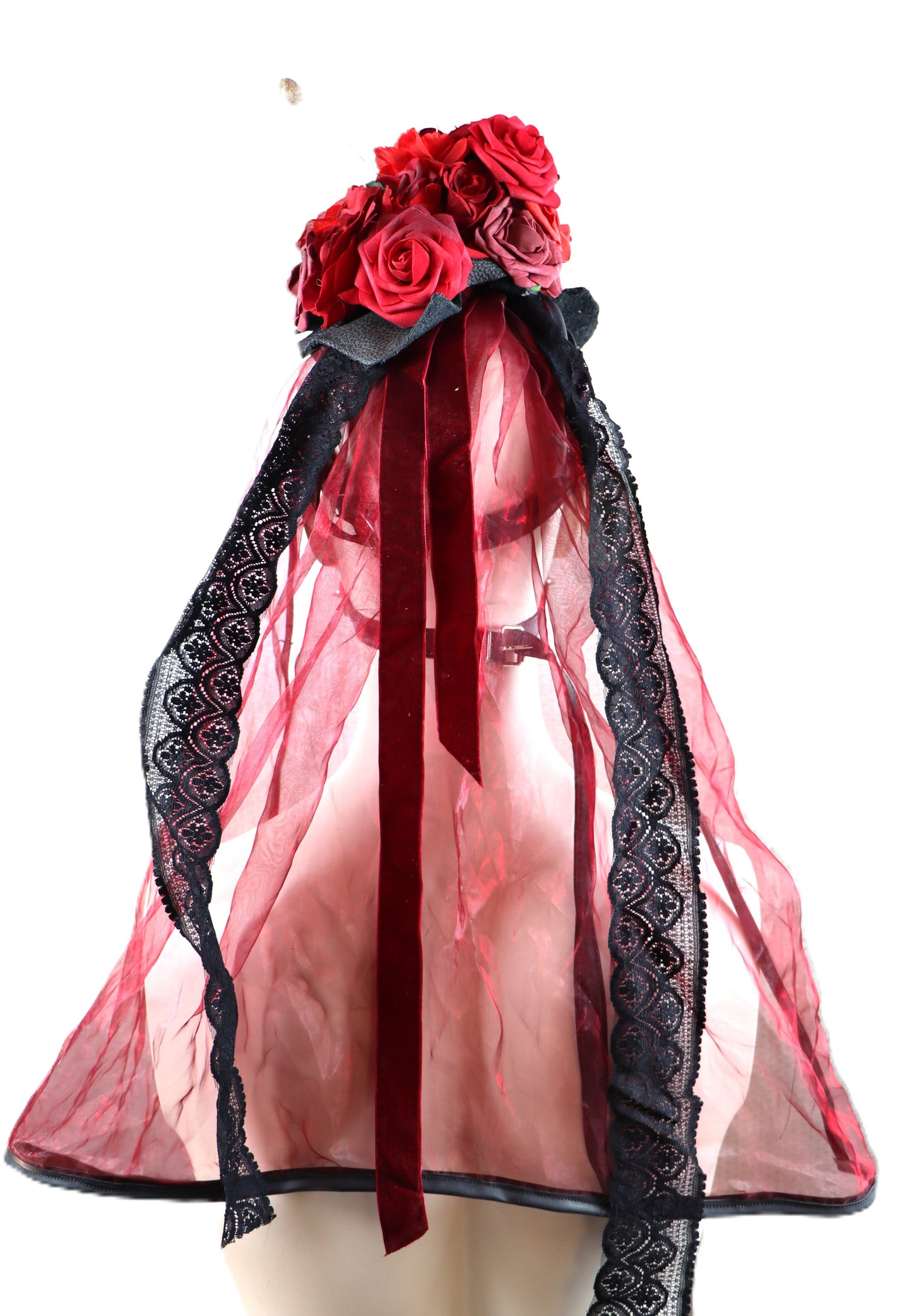 Kopfschmuck mit Rehschädel und roten Rosen