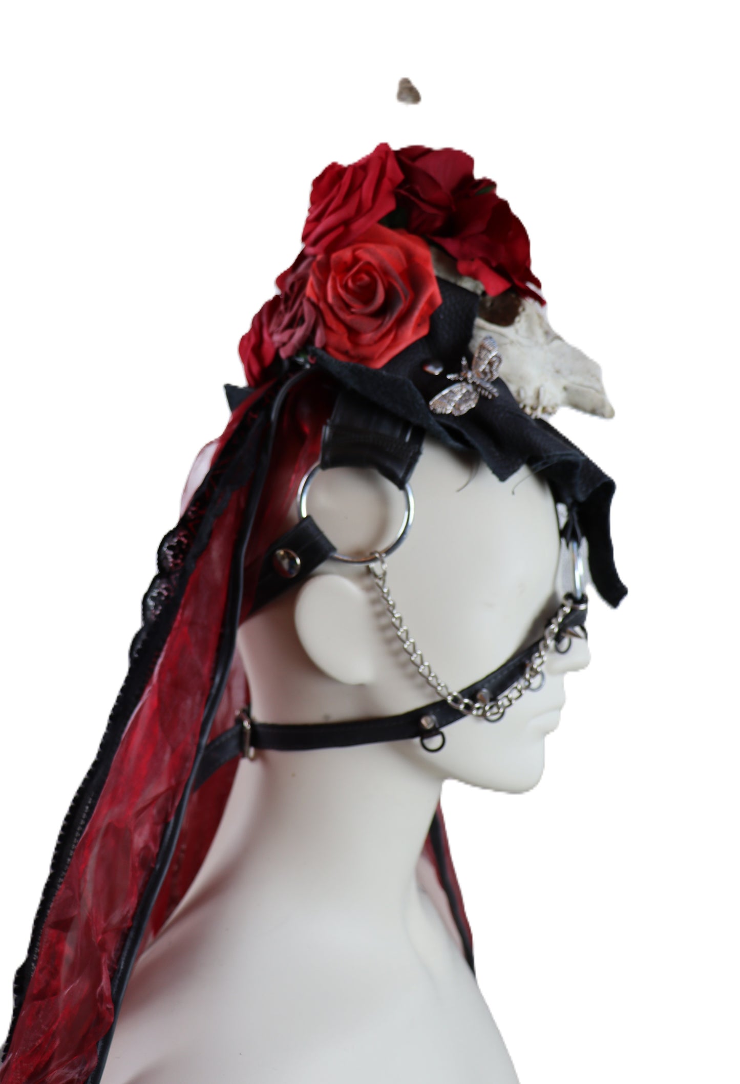 Kopfschmuck mit Rehschädel und roten Rosen