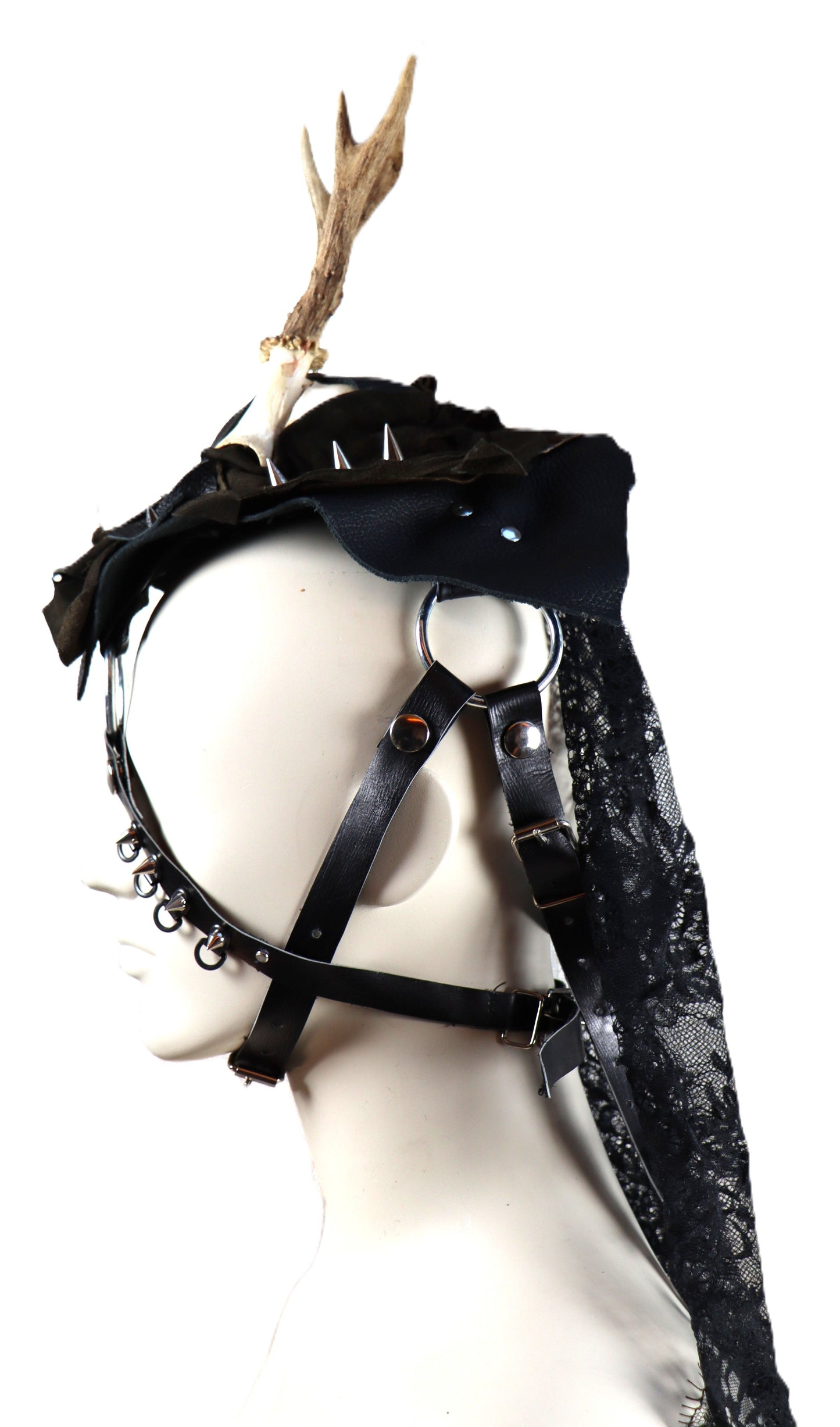 Kopfschmuck mit Rehschädel