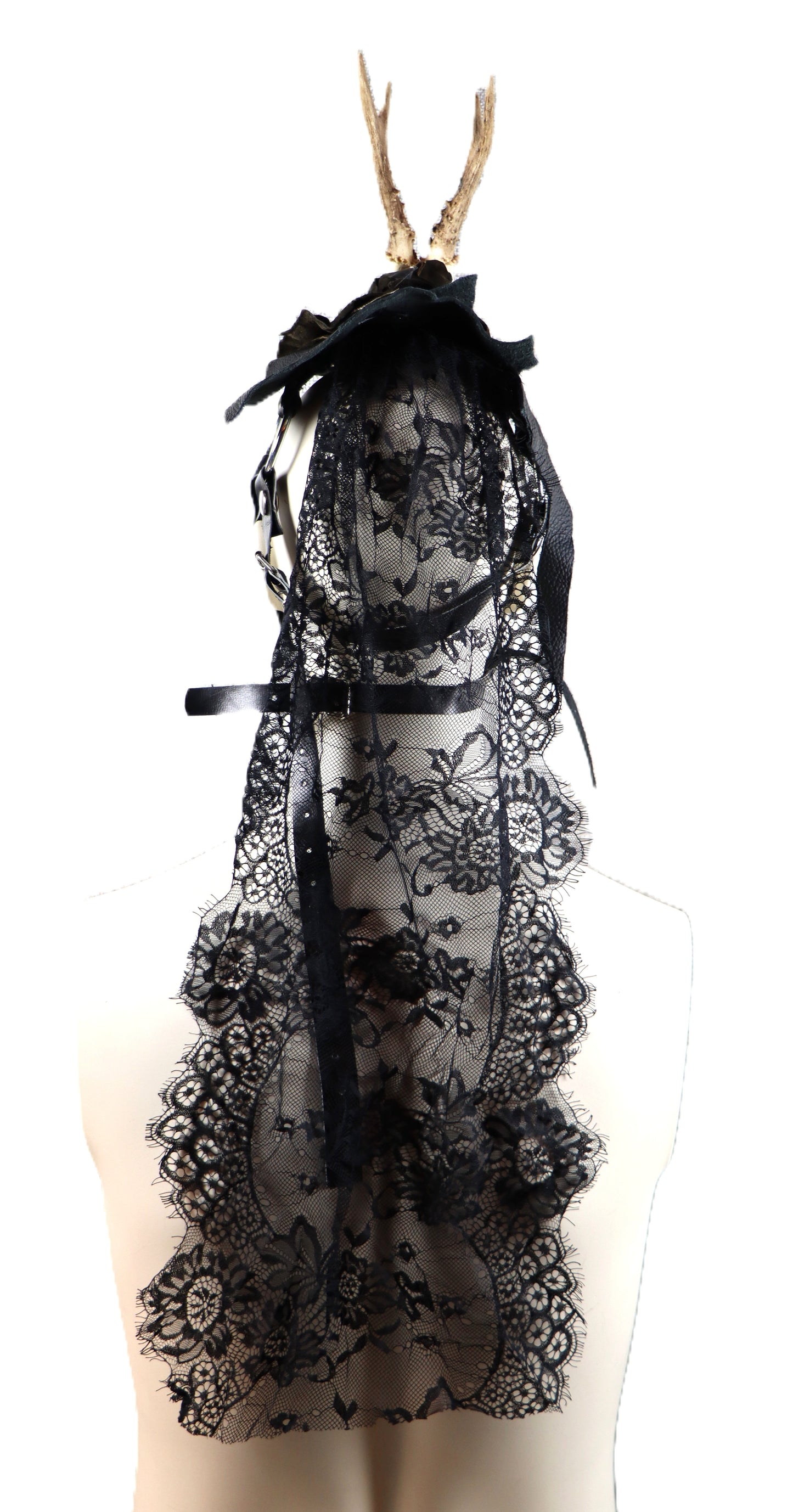 Kopfschmuck mit Rehschädel