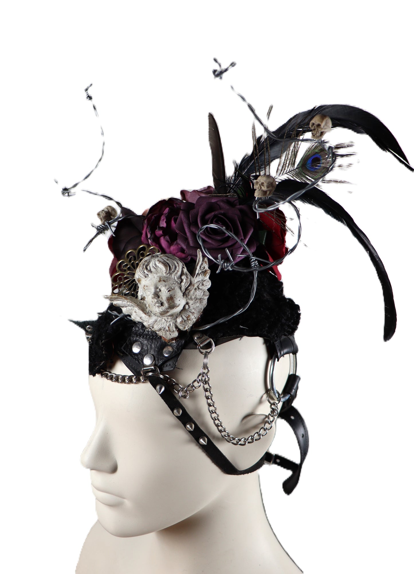 Kopfschmuck mit Stacheldraht und Engel