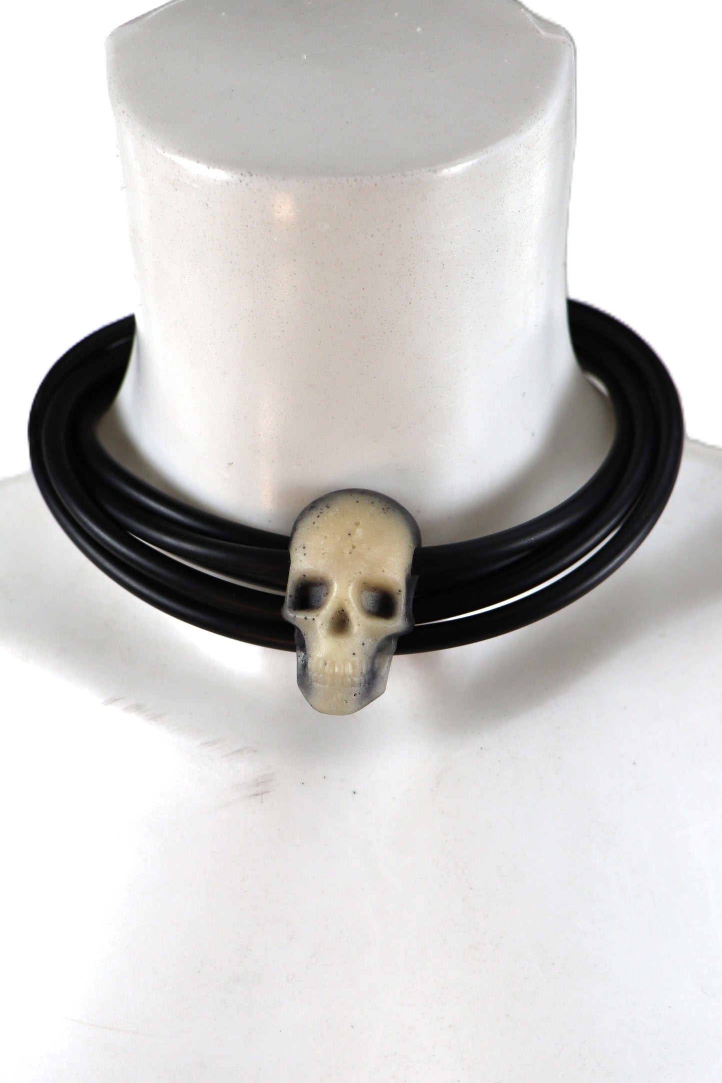 Halsschmuck mit Totenkopf