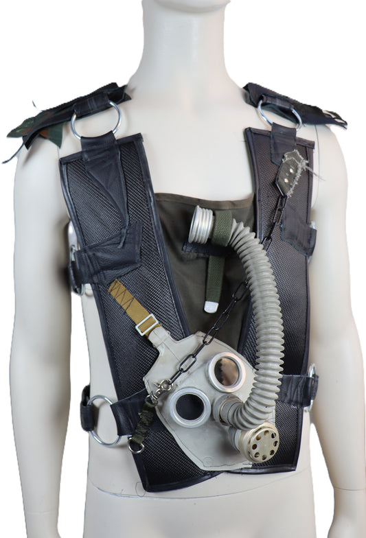 Harnisch mit Gasmaske