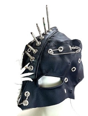 Ledermaske mit weißen Wimpern